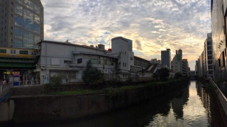 ���H�y�̑O